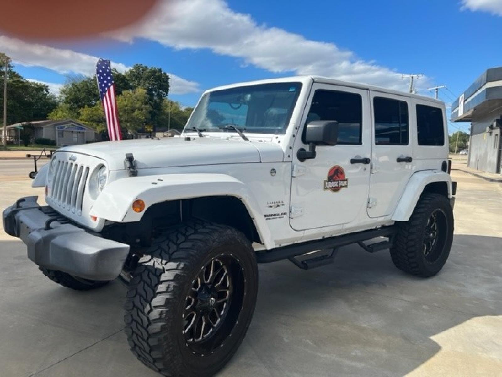 2017 WHITE JEEP WRANGLER UNLIMITED S Unlimited Sahara 4WD (1C4BJWEGXHL) with an 3.6L V6 DOHC 24V FFV engine, located at 8101 E. Skelly Dr., Tulsa, OK, 74129, (918) 592-3593, 36.121891, -95.888802 - Photo #4